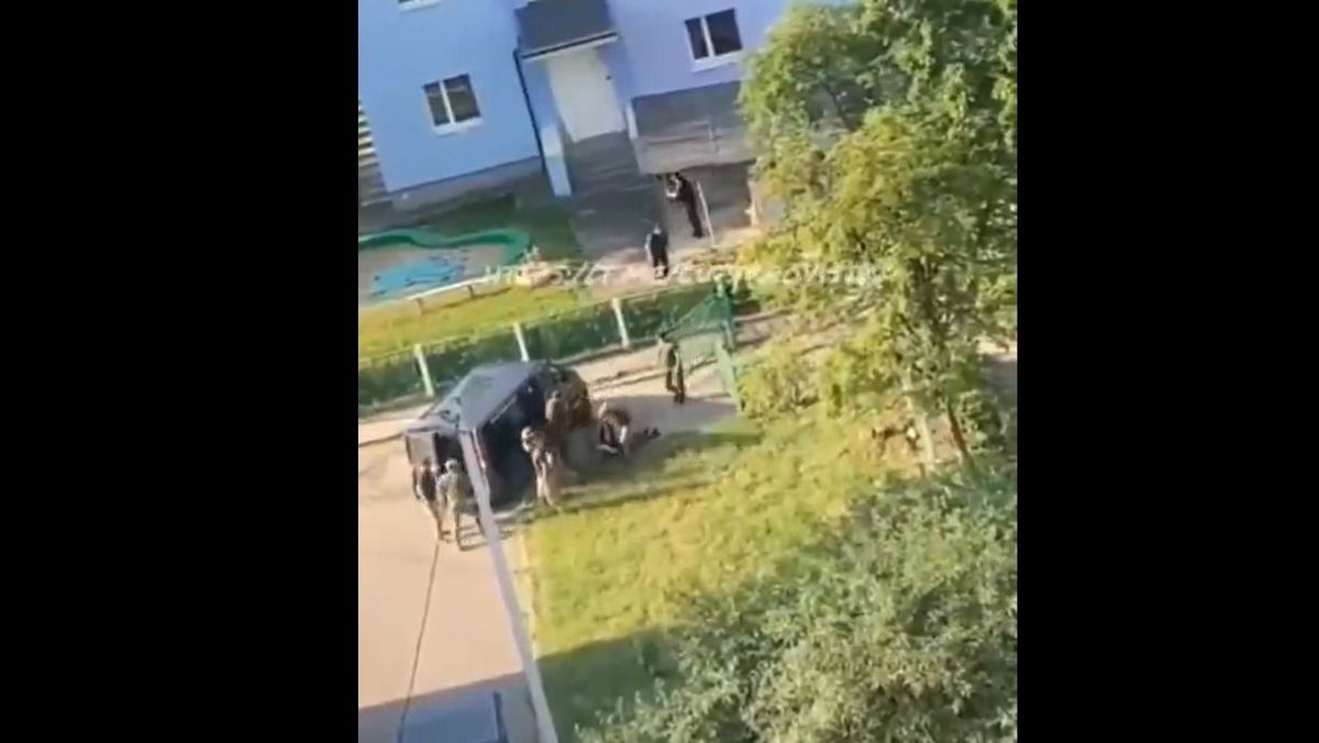 Újabb felvétel az ukrán kényszersorozásról Luckból (Forrás: X)