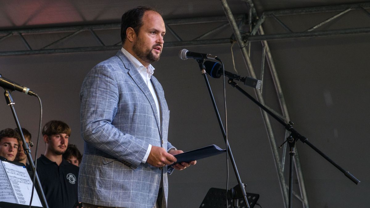 Ópusztaszer, 2025. június 27.
Nacsa Lőrinc, a Miniszterelnökség nemzetpolitikáért felelős államtitkára beszédet mond a XI. Magyarok Országos Gyűlésének megnyitóján az Ópusztaszeri Nemzeti Történeti Emlékparkban 2025. június 27-én.
MTI/Oláh Tamás