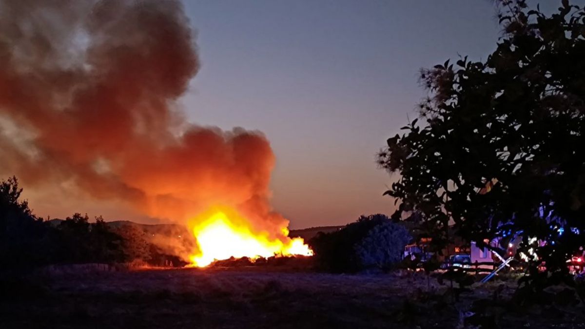 Ijesztően nagy lángokkal ég egy szemétlerakó Pécsen + videó