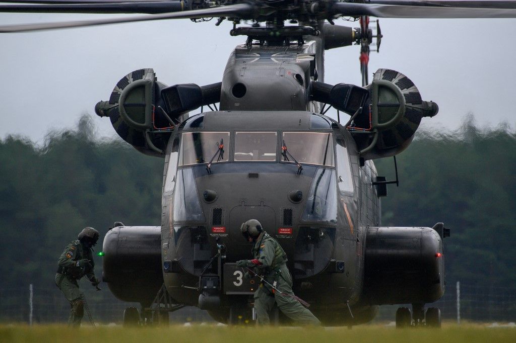 25 July 2025, Saxony-Anhalt, Schönhausen: Soldiers prepare a CH-53 helicopter for take-off at the Klietz military training area. Preparations for the Bundeswehr Open Day in Klietz, for which the flight maneuver was practiced, are currently taking place at the military training area. The open day will take place on July 26, 2025. Photo: Klaus-Dietmar Gabbert/dpa (Photo by Klaus-Dietmar Gabbert / dpa Picture-Alliance via AFP)