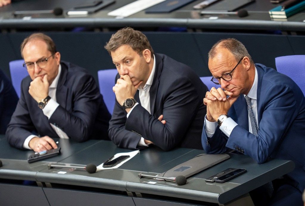 dpatop - 11 July 2025, Berlin: Federal Chancellor Friedrich Merz (CDU, r-l) follows the debate in the Bundestag alongside Lars Klingbeil (SPD), Federal Minister of Finance, and Alexander Dobrindt (CSU), Federal Minister of the Interior. One item on the agenda is the election of judges to the Federal Constitutional Court. Photo: Michael Kappeler/dpa (Photo by MICHAEL KAPPELER / dpa Picture-Alliance via AFP)