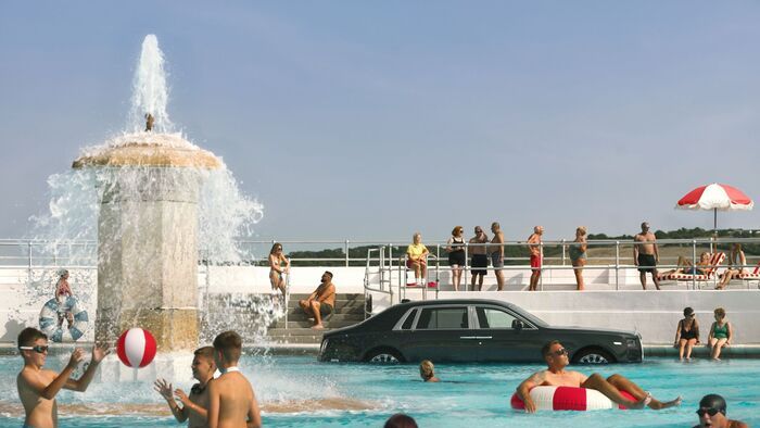 Rolls-Royce Phantom a medencében