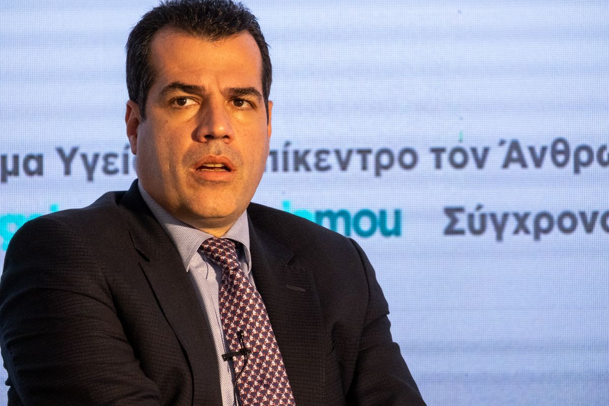 A migráció csökkenését Thánosz Plevrísz miniszter a görög kormány szigorú lépéseinek tudja be, köztük a menedékkérelmek felfüggesztésének.