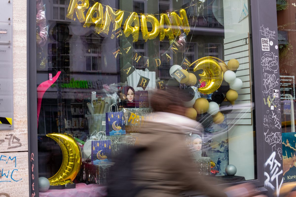 01 April 2022, Berlin: The window of a store for party supplies is decorated with Ramadan motifs. Photo: Fernando Gutierrez-Juarez/dpa-Zentralbild/dpa (Photo by Fernando Gutierrez-Juarez / dpa-Zentralbild / dpa Picture-Alliance via AFP)