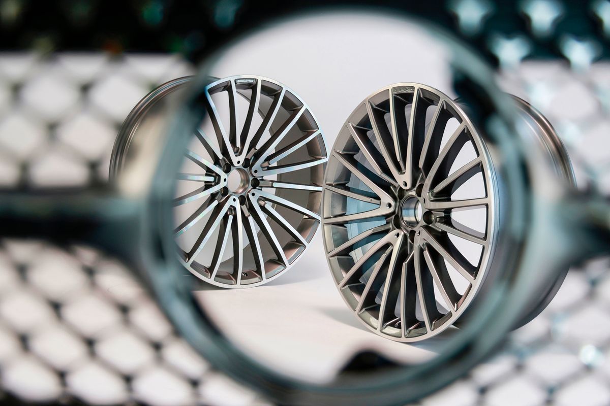 AMG-Felgen: Fälschung (links) und Original (rechts) / AMG rims: counterfeit (left) and original (right) 

AMG-Felgen: Fälschung (links) und Original (rechts) / AMG rims: counterfeit (left) and original (right)