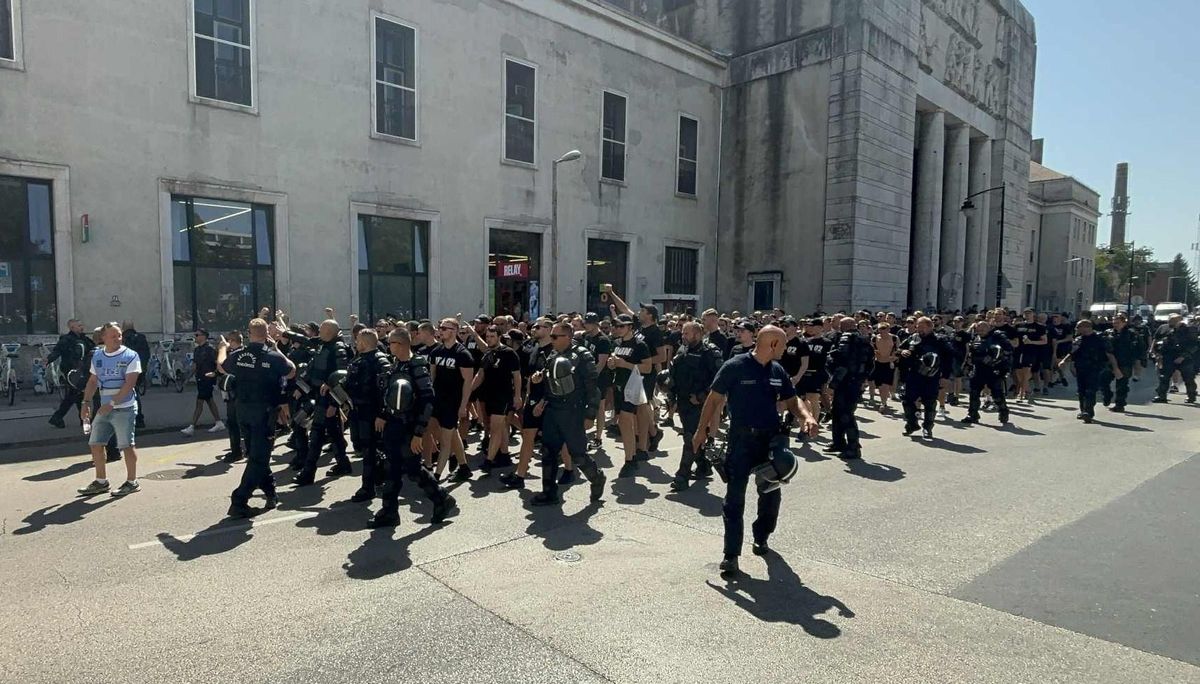 A győri vasútállomásról egy csoportban vonultak a svéd szurkolók a gyülekezőhelyre, majd onnan az ETO és az AIK mérkőzésére