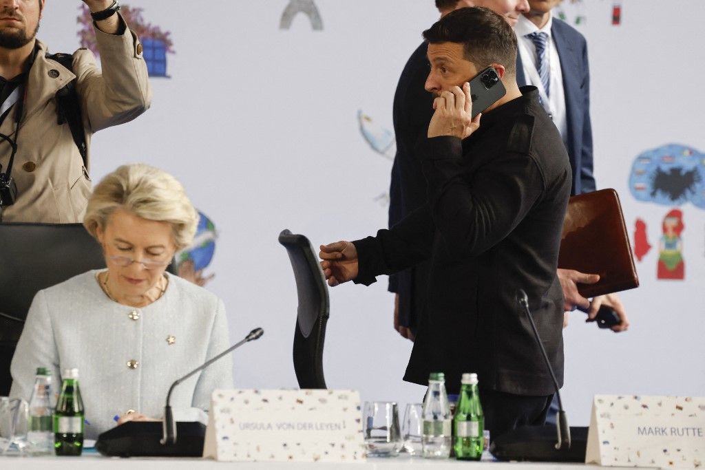 Ursula Von der Leyen és Volodimir Zelenszkij. Magyar Péterben bíznak a háborúpárti erők (Fotó: AFP)