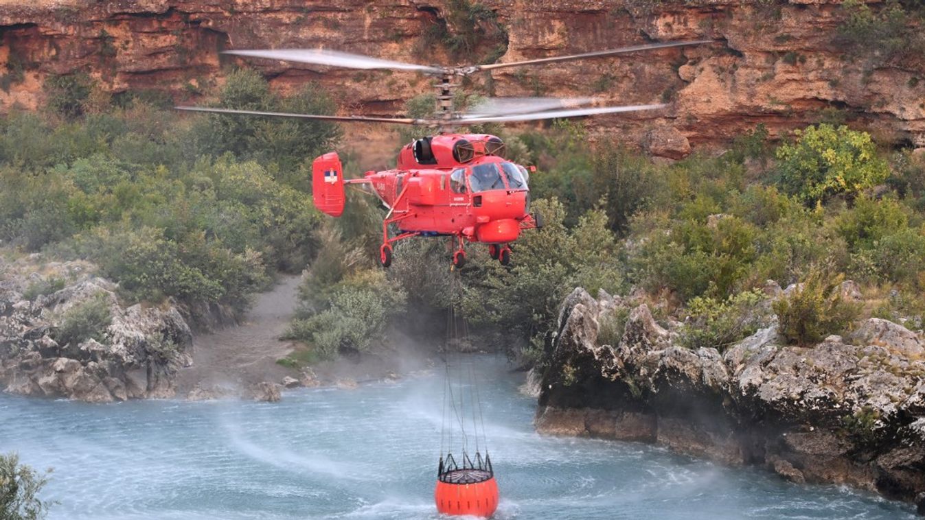 Helikopterekkel oltják a tüzet a Balkánon (Fotó: AFP)