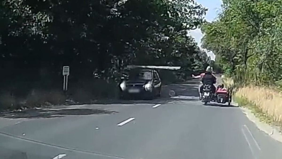 Helytelenül rögzített létra miatt kerültek veszélybe az oldalkocsis motorosok + videó