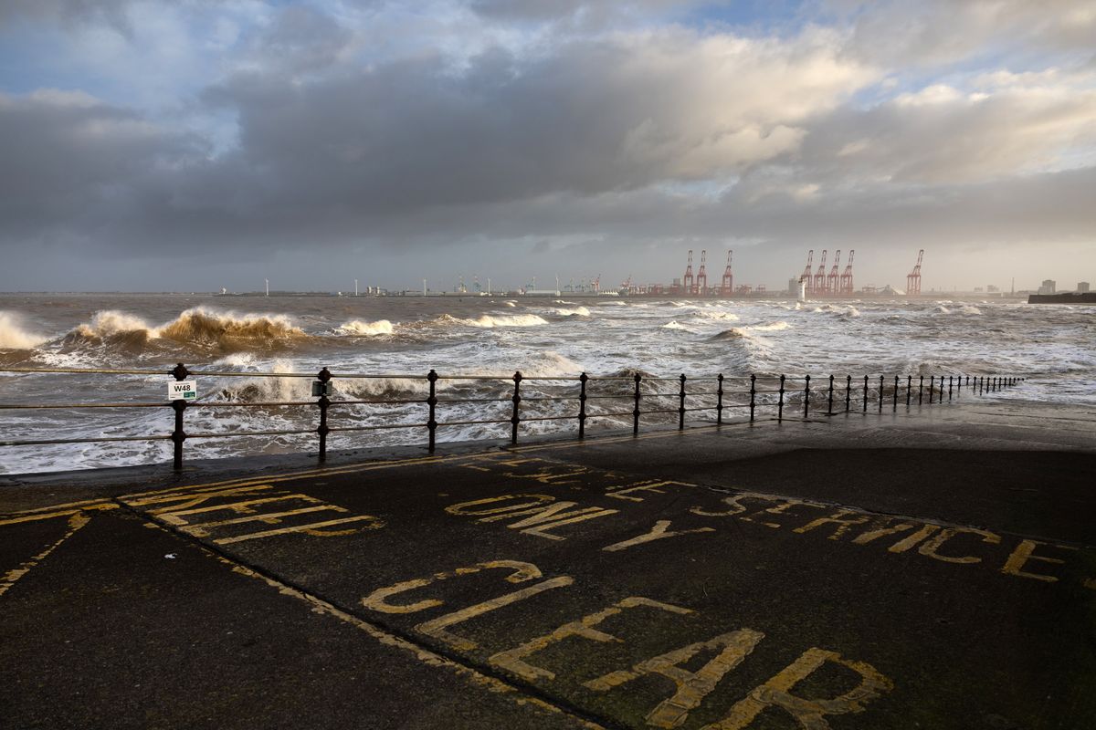 New Brighton, 2024. január 22.
Az Isha névre keresztelt vihar korbácsolja a tengert az északnyugat-angliai New Brighton partjainál 2024. január 22-én. Az orkán erejű atlanti vihar az előző estén érte el Nagy-Britanniát, ahol a második legmagasabb, narancssárga riasztás van érvényben. Az erős széllökések közlekedési fennakadásokat okoznak országszerte.
MTI/EPA/Adam Vaughan