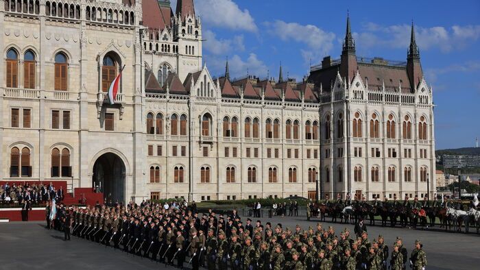 Tisztavatás augusztus 20. Parlament