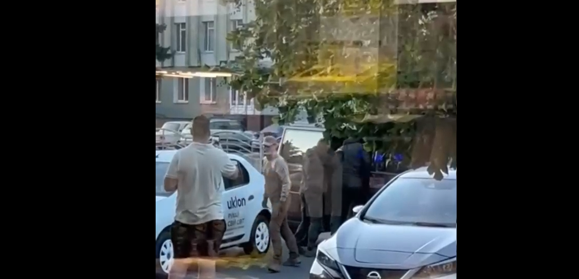 Brutális erőszakkal vittek el egy taxisofőrt Luckban Zelenszkij emberei (Telegram)