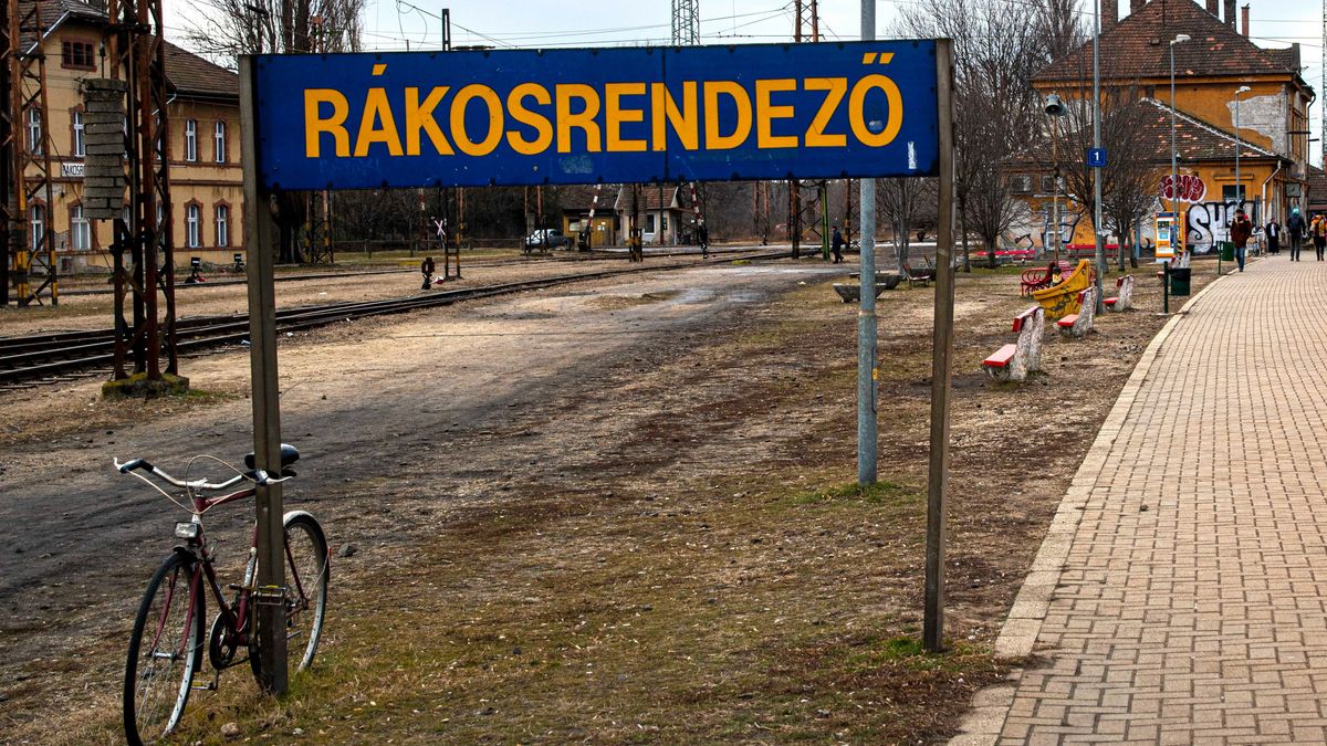 Kisiklott egy mozdony Rákosrendezőn, jelentős késések és járatkimaradások várhatók