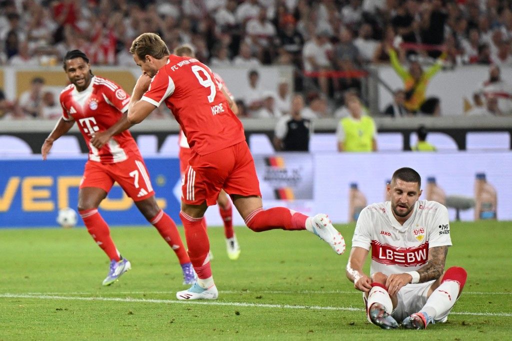 Harry Kane vitte hátán a Bayern Müchent az első félidőben.