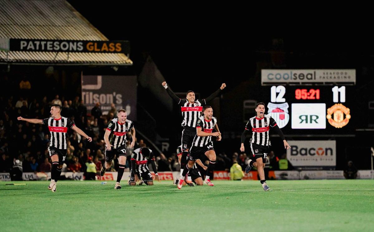 A Turi Géza Dávidot is foglalkoztató Grimsby Town a Manchester United kiejtésével továbbjutott az angol Ligakupa legjobb 32 csapata közé