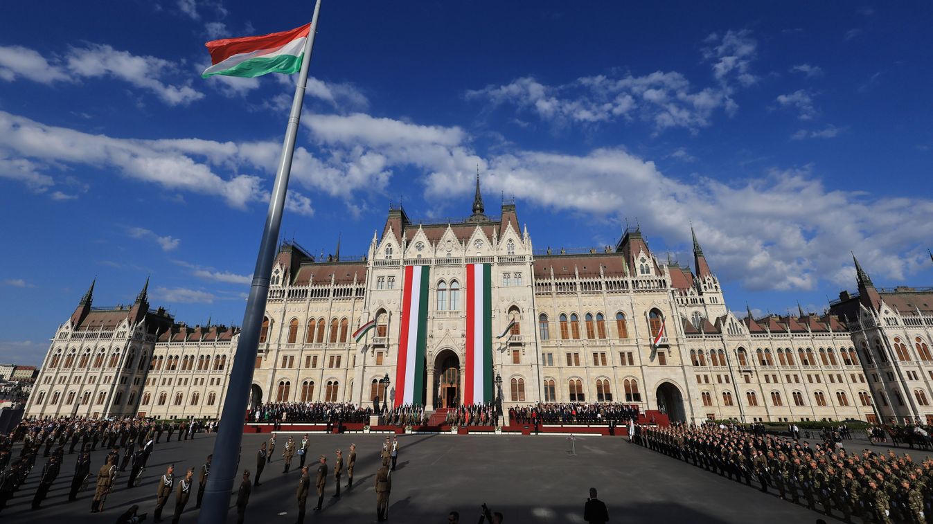 Augusztus 20. Szent István nap ünnep Parlament zászlófelvonás

Havran Zoltán