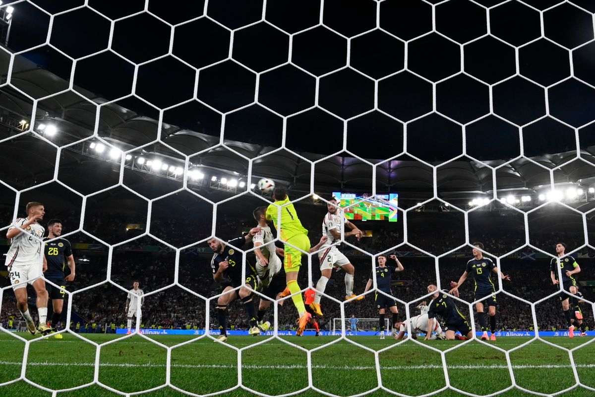 A jelenet, amikor Angus Gunn letarolja Varga Barnabást a 2024-es Európa-bajnokságon