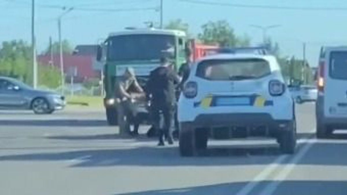 Újabb erőszakos sorozás Ukrajnában – egy férfit kirángattak az autójából Luck térségében +VIDEÓ