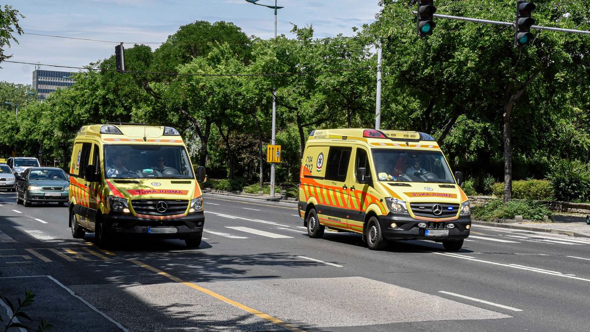 Budapest, 2022. június 6.
Az Országos Mentőszolgálat megkülönböztető jelzést használó mentőautói haladnak az Üllői úton a Semmelweiss Egyetem Klinikáinak közelében.
MTVA/Bizományosi: Róka László 
***************************
Kedves Felhasználó!
Ez a fotó nem a Duna Médiaszolgáltató Zrt./MTI által készített és kiadott fényképfelvétel, így harmadik személy által támasztott bárminemű – különösen szerzői jogi, szomszédos jogi és személyiségi jogi – igényért a fotó szerzője/jogutódja közvetlenül maga áll helyt, az MTVA felelőssége e körben kizárt.