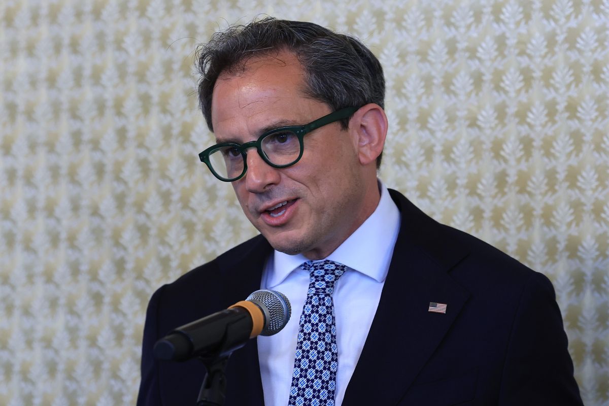 Robert Palladino, az Amerikai Egyesült Államok magyarországi nagykövetségének ideiglenes ügyvivője beszédet mondd a megnyitón 