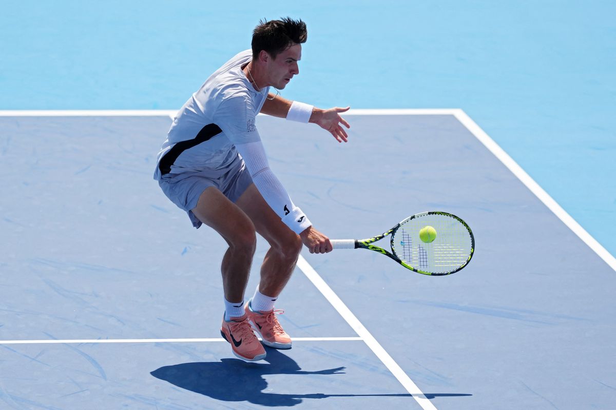 MASON, OHIO - AUGUST 09: Fábián Marozsán of Hungary plays a backhand during the match against Stefanos Tsitsipas of Greece during Day 3 of the Cincinnati Open at the Lindner Family Tennis Center on August 09, 2025 in Mason, Ohio. Dylan Buell/Getty Images/AFP (Photo by Dylan Buell / GETTY IMAGES NORTH AMERICA / Getty Images via AFP)