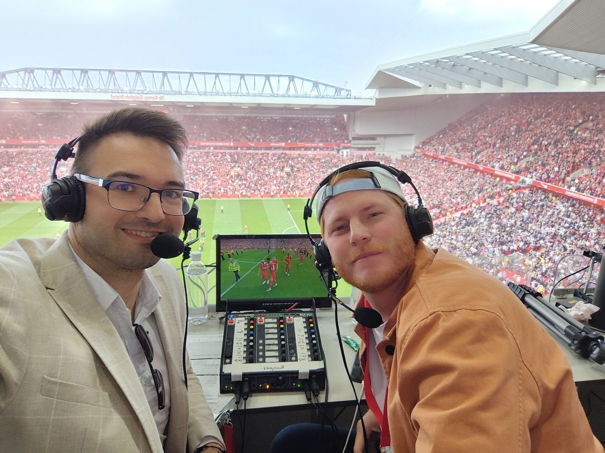 Márkus Ádám és Bogdán Ádám az Anfielden Szoboszlai Dominik idénybeli utolsó bajnokiján