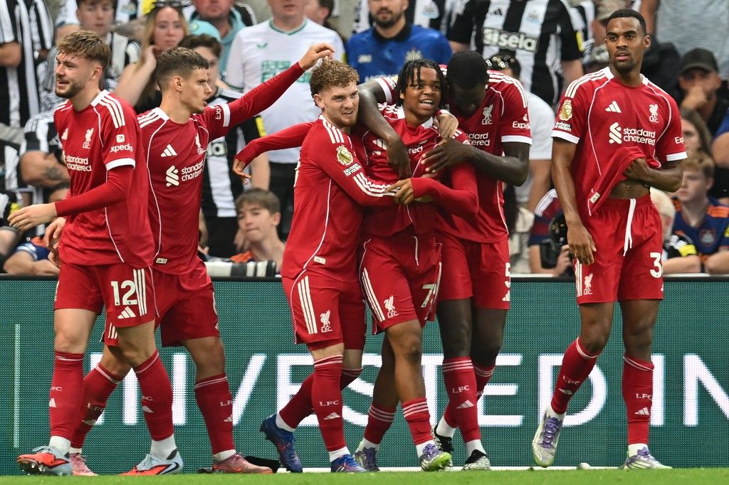 Liverpool's English striker #73 Rio Ngumoha (C) celebrates with teammates after scoring their third goal during the English Premier League football match between Newcastle United and Liverpool at St James' Park in Newcastle-upon-Tyne, north east England on August 25, 2025. (Photo by ANDY BUCHANAN / AFP) / RESTRICTED TO EDITORIAL USE. No use with unauthorized audio, video, data, fixture lists, club/league logos or 'live' services. Online in-match use limited to 120 images. An additional 40 images may be used in extra time. No video emulation. Social media in-match use limited to 120 images. An additional 40 images may be used in extra time. No use in betting publications, games or single club/league/player publications. / 