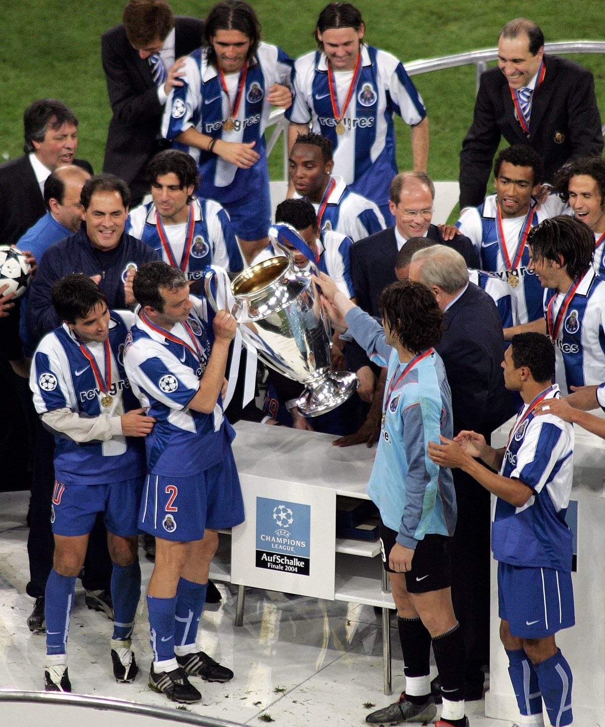 Jorge Costa (2-esben) a Porto csapatkapitányaként emelhette magasba a BL-trófeát, José Mourinho volt akkor a vezetőedző