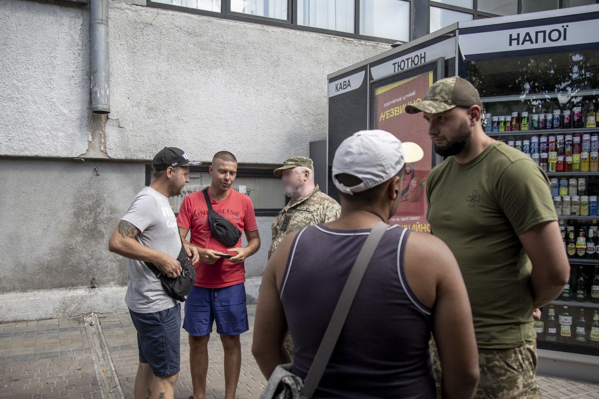 A kényszersorozók továbbra is vadásznak az emberekre