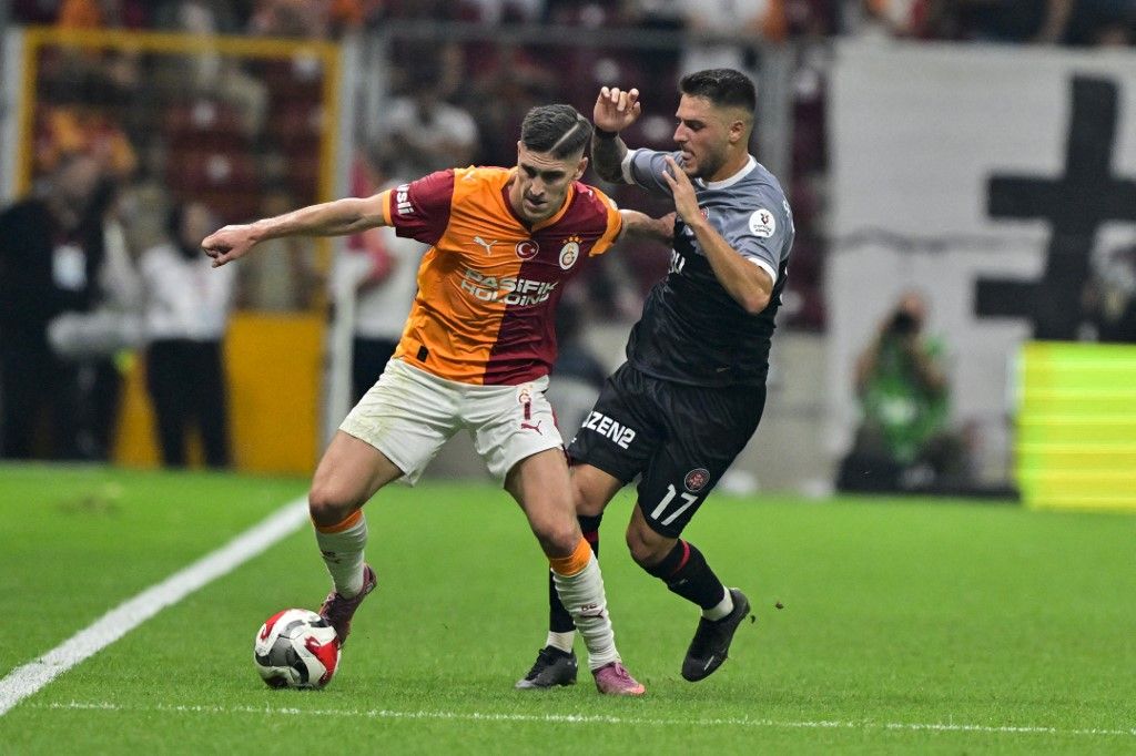 ISTANBUL, TURKIYE - AUGUST 15: Roland Sallai (L) of Galatasaray in action against Ahmet Sivri (17) of Fatih Karagumruk during the Turkish Super Lig week 2 football match between Galatasaray and Fatih Karagumruk at RAMS Park in Istanbul, Turkiye on August 15, 2025. Muhammed Enes Yildirim / Anadolu (Photo by Muhammed Enes Yildirim / Anadolu via AFP)