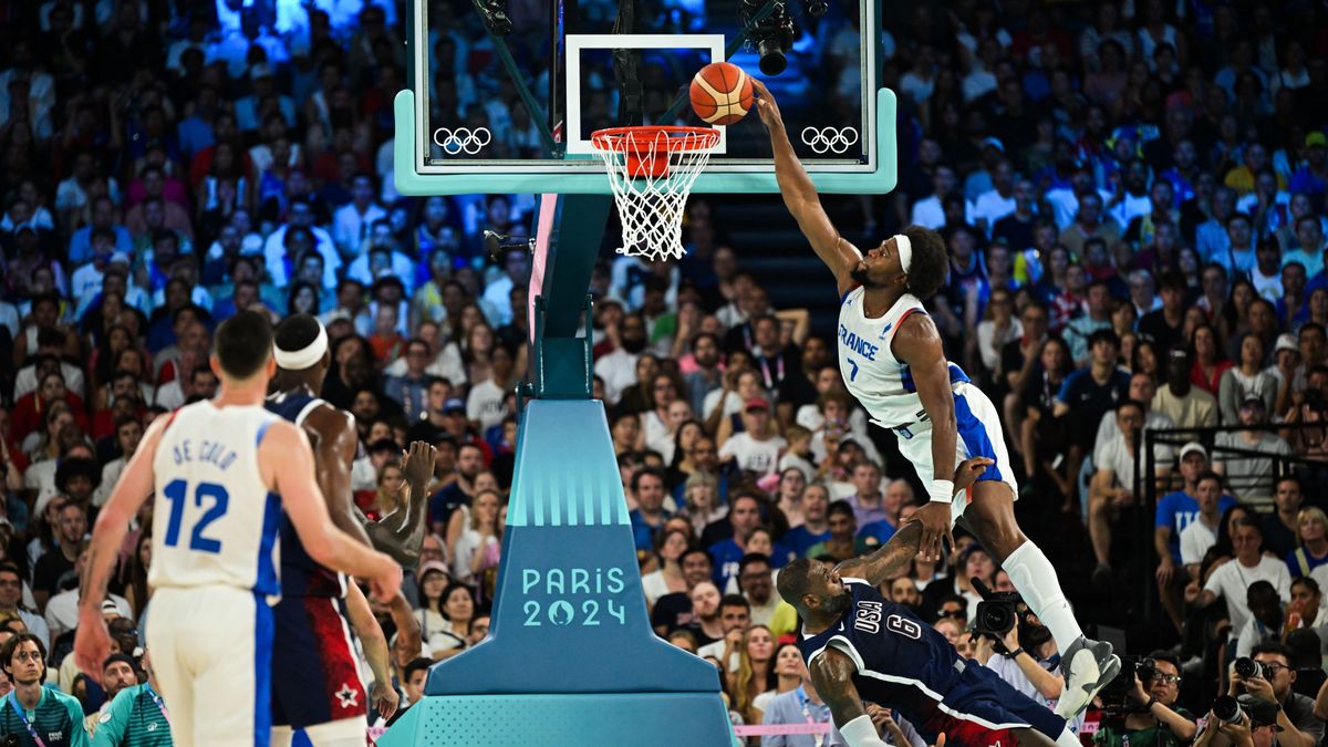 A francia válogatott Guerschon Yabuselea párizsi olimpián még LeBron James felett is zsákolni tudott. 