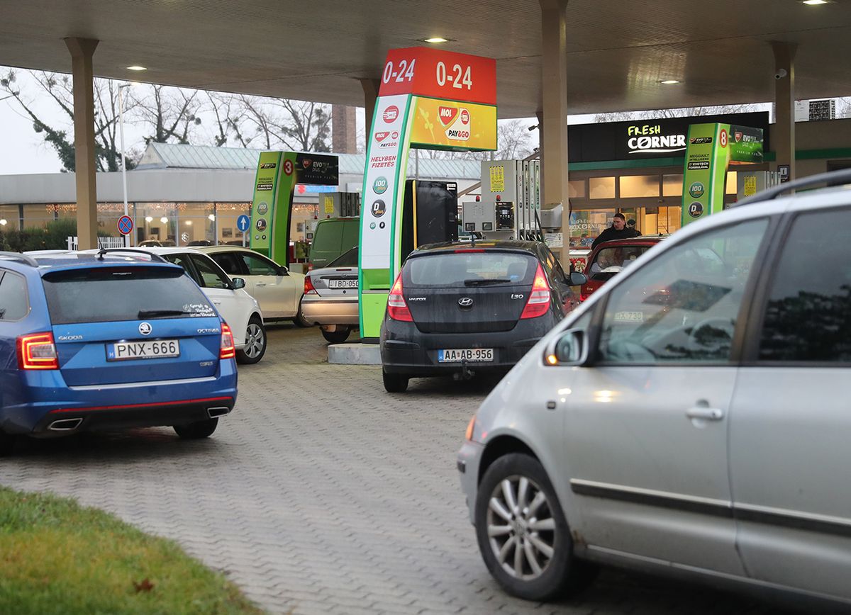 gázolaj, üzemanyag, 20221130 Kaposvár Elfogyott az üzemanyag több kaposvári MOL töltőállomáson is. A Vásártéri úti kúton már nem lehetett tankolni normál gázolajat, nem sokkal később pedig már 95-ös benzint sem.Fotó: Lang Róbert lrSomogyi Hírlap