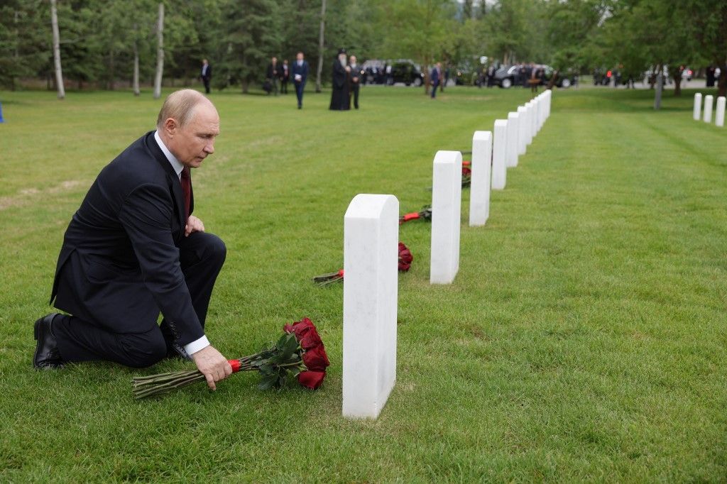 Vlagyimir Putyin orosz elnök virágokat helyez el szovjet katonák sírjainál (Fotó: AFP)