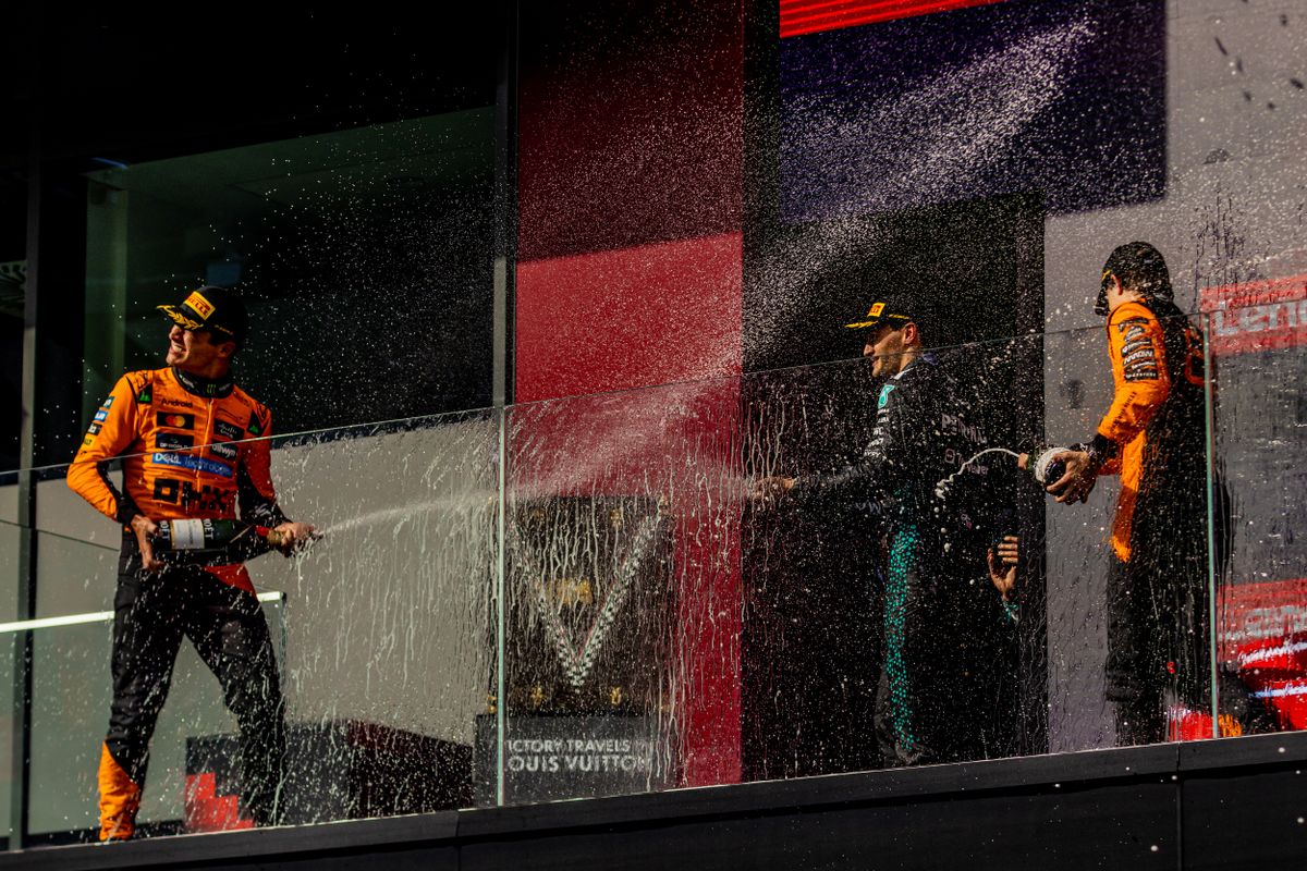 Lando Norris (balra), George Russell és Oscar Piastri pezsgőzhetett a Magyar Nagydíj dobogóján