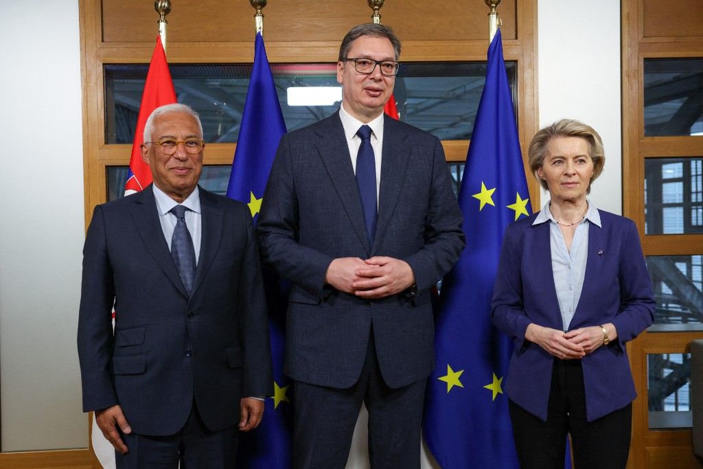 BRUSSELS, BELGIUM - MARCH 25: (----EDITORIAL USE ONLY - MANDATORY CREDIT - 'EUROPEAN UNION COUNCIL / POOL' - NO MARKETING NO ADVERTISING CAMPAIGNS - DISTRIBUTED AS A SERVICE TO CLIENTS----) Serbian President Aleksandar Vucic (C) meets European Commission President Ursula von der Leyen (R) and European Council President Antonio Costa (L) in Brussels, Belgium on March 25, 2025. EU Council / Pool / Anadolu (Photo by EU Council / Pool / Anadolu via AFP)