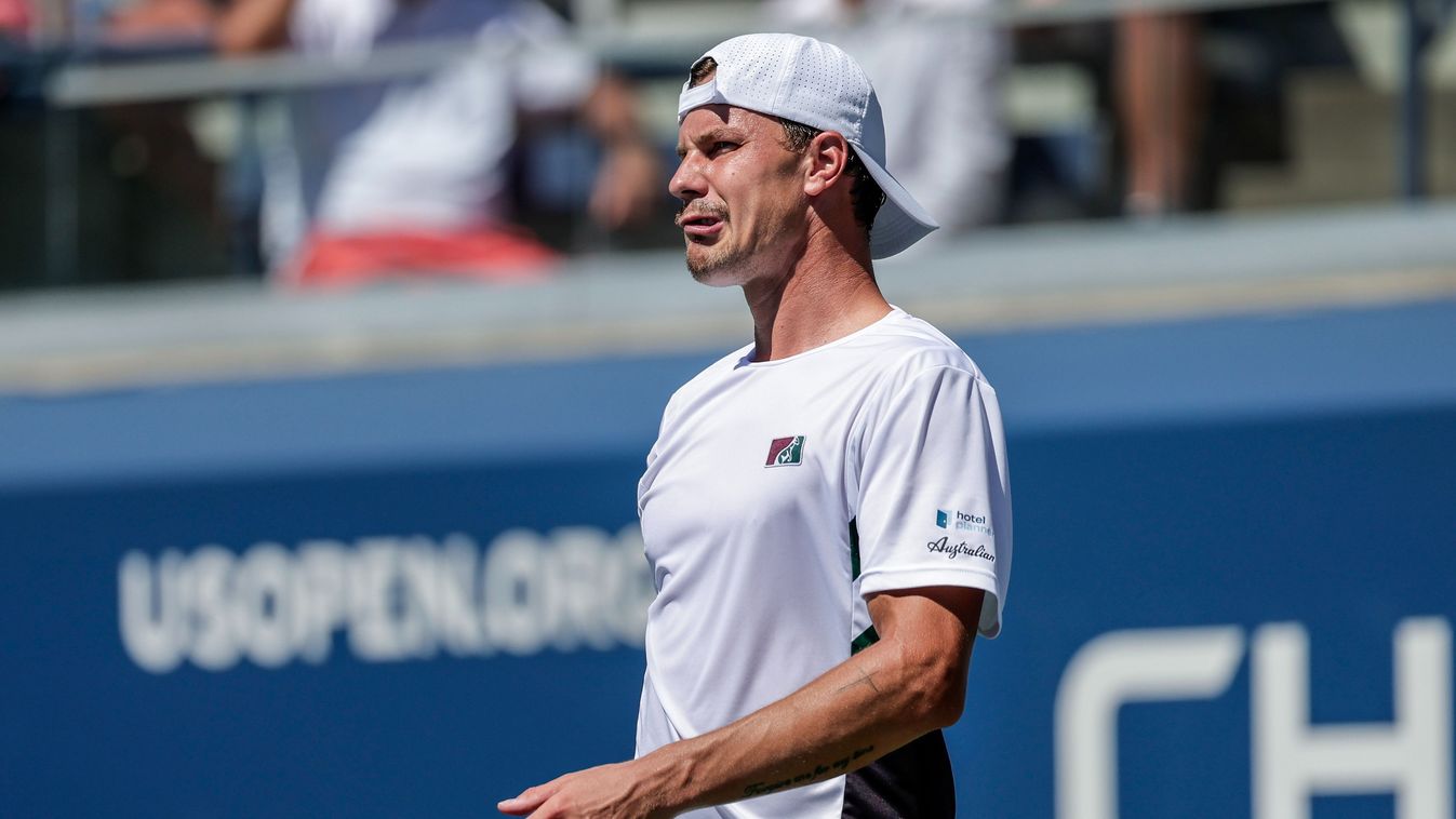 Fucsovics Márton 
New York, 2025. augusztus 26.
Fucsovics Márton a kanadai Denis Shapovalov ellen játszik az amerikai nemzetközi teniszbajnokság férfi egyesének első fordulójában a New York-i Flushing Meadowsban 2025. augusztus 26-án.
MTI/EPA/Cristobal He