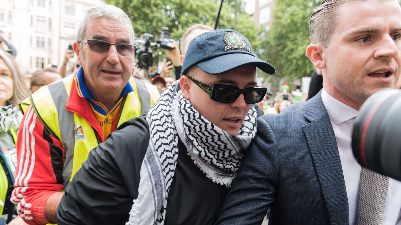 A Kneecap egyik tagja bíróság elé került Londonban Kép