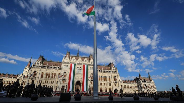 Augusztus 20. Szent István nap ünnep Parlament zászlófelvonás