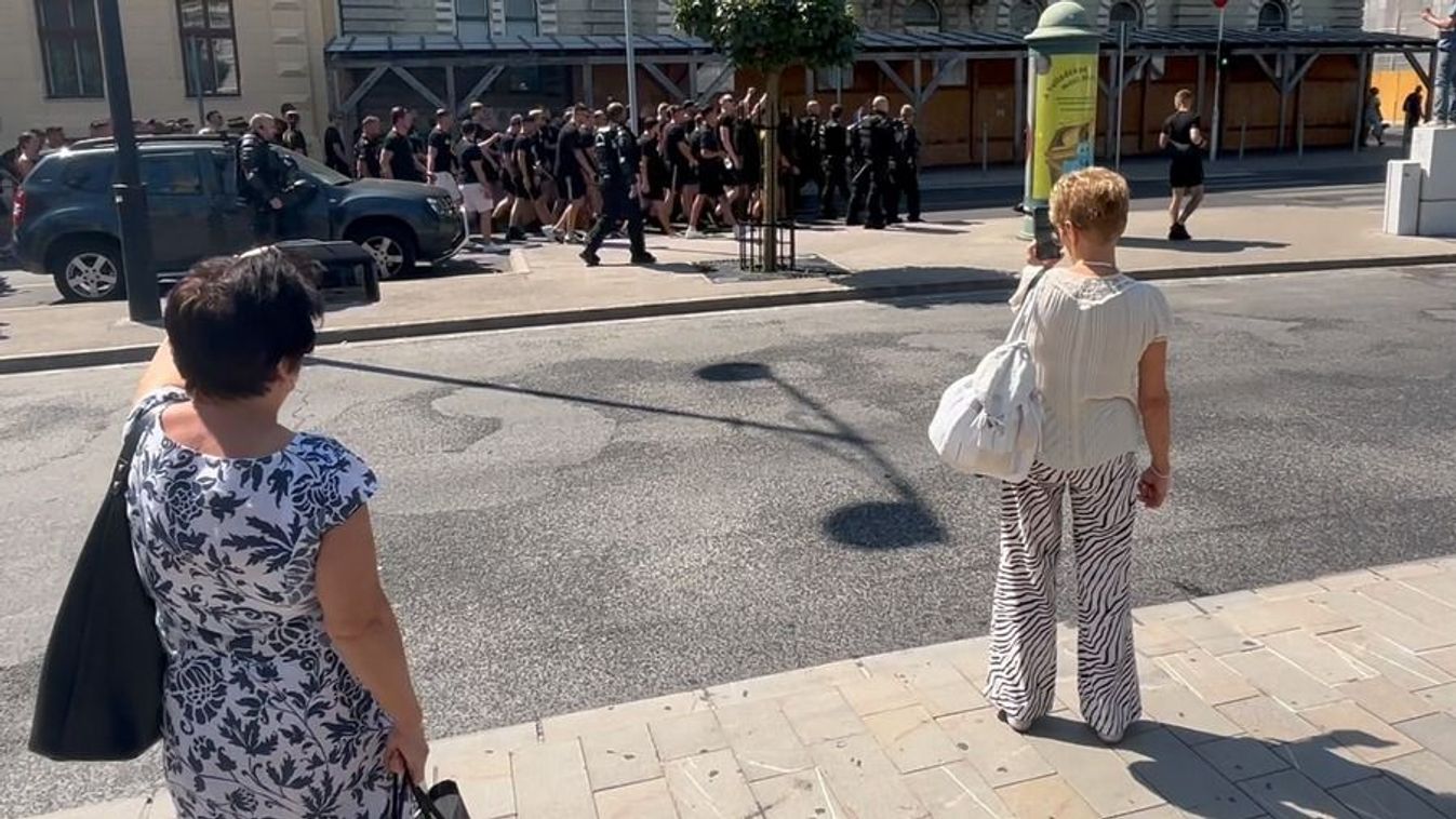 Győrben a helyiek közül többen tisztes távolságból figyelték az AIK táborát