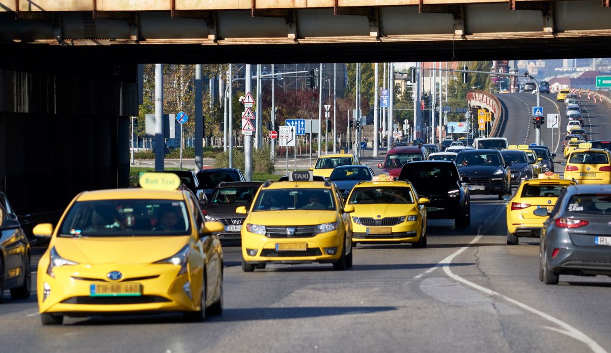 Új taxis szereplő jelenik meg a Liszt Ferenc Nemzetközi Repülőtéren. Fotó: Róka László / Róka László