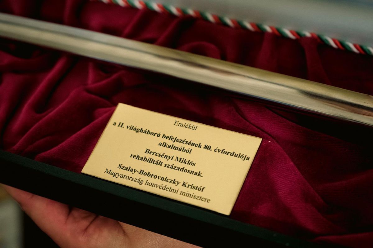 Bercsényi Miklós egy emléktárgyat is kapott Szalay-Bobrovniczky Kristóf honvédelmi minisztertől a II. világháború befejezésének 80. évfordulója alkalmából (Forrás: Facebook)