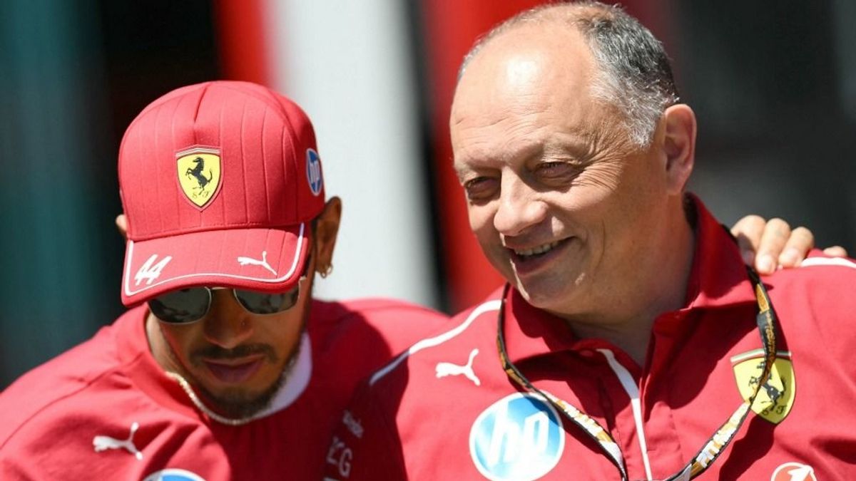 A Ferrari főnöke üzent Hamiltonnak, aki kirúgná saját magát – ez áll a háttérben