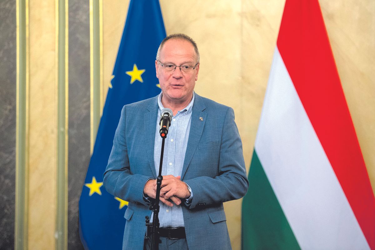 Budapest, 2025. július 8.
Navracsics Tibor közigazgatási és területfejlesztési miniszter beszédet mond az önkormányzatok vis maior támogatásáról szóló oklevelek átadásán a Közigazgatási és Területfejlesztési Minisztériumban 2025. július 8-án.
MTI/Bodnár Boglárka