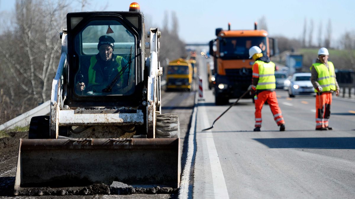 útfelújítás Zsámbék, 2020. március 5.Munkagép dolgozik a leállósáv felújítási munkálatai során az M1-es autópálya Zsámbék és Bicske közötti szakaszán 2020. március 5-én. Ezen a napon sajtótájékoztatót tartottak a 2020-ban megvalósuló országos útfelújítási projektekről.MTI/Kovács Tamás