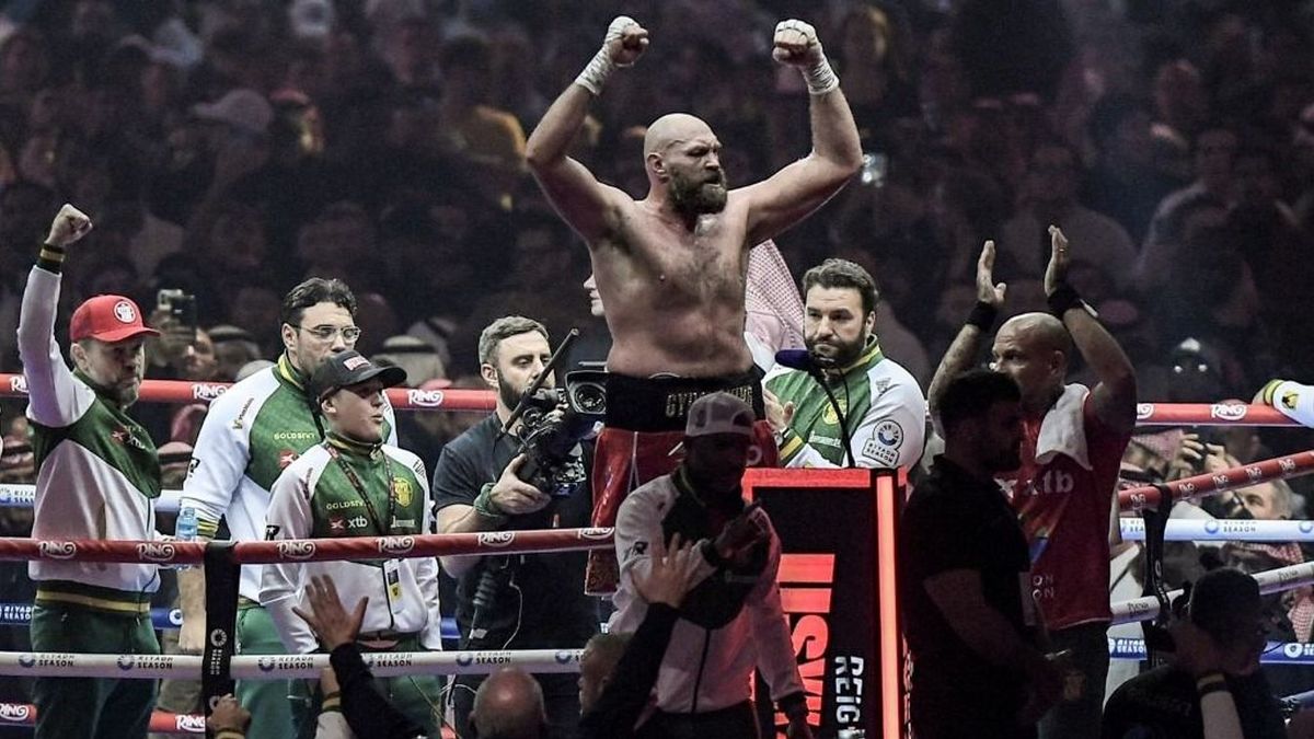 Bombahír! Tyson Fury visszatér és Uszikra pályázik