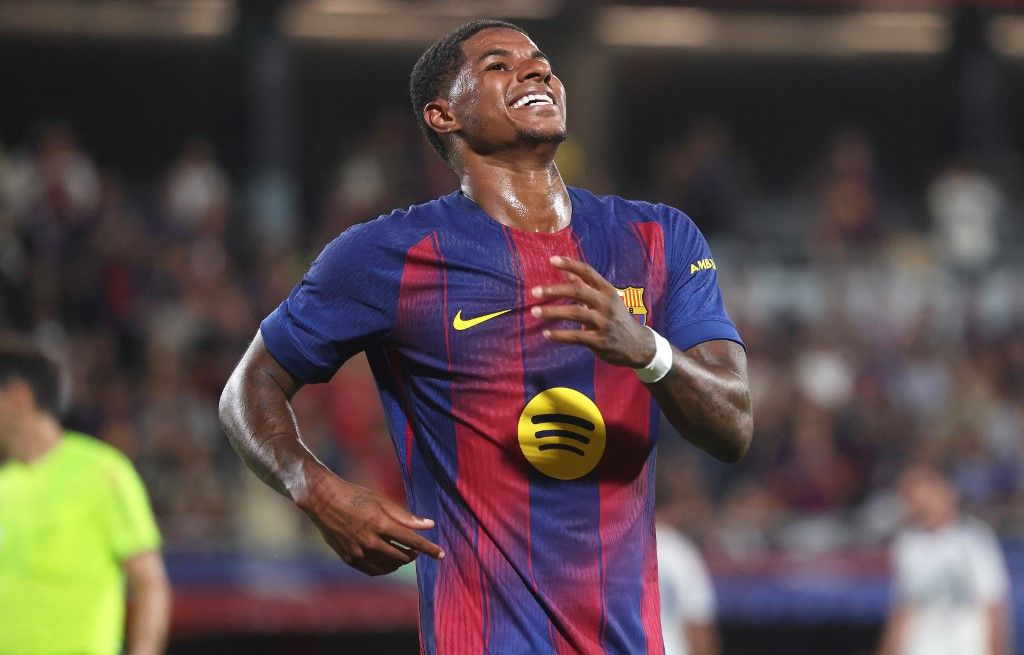 Marcus Rashford büszkén feszít a Barcelona mezében. A La Liga szigorú szabálya, a pénzügyi fair-play miatt azonban problémás a regisztrációja