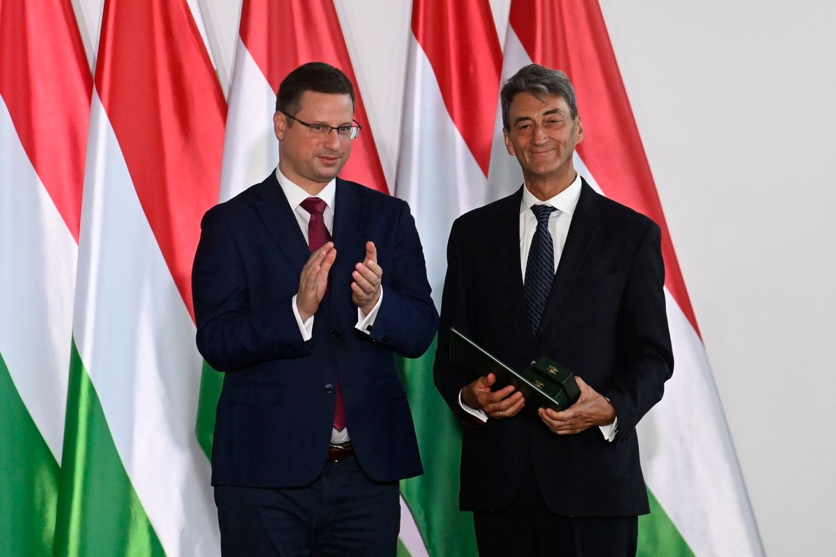 Budapest, 2025. augusztus 15.
Cséfalvay Zoltán, egyetemi tanár, a Mathias Corvinus Collegium Közgazdasági Iskolája Technológiai Jövők Műhelyének vezetője (j) átveszi a Magyar Érdemrend parancsnoki kereszt kitüntetést Gulyás Gergelytől, a Miniszterelnökséget vezető minisztertől az augusztus 20-i nemzeti ünnep alkalmából a Néprajzi Múzeumban 2025. augusztus 15-én.
MTI/Máthé Zoltán