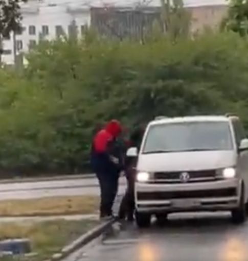 Civil ruhás alakok hurcolnak el egy férfit az utcáról