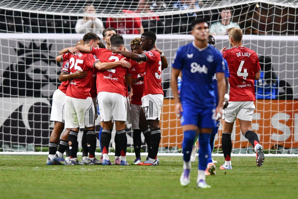 Bruno Fernandes ünneplése a csapattársakkal a vezető gól megszerzése után, Manchester United