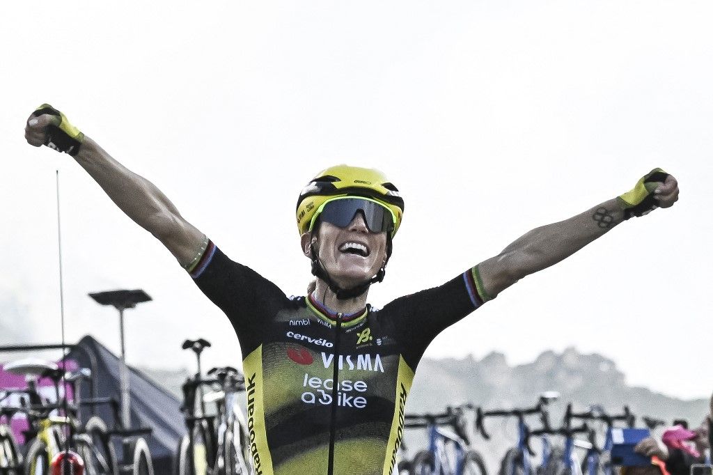 A szombati szakaszgyőzelmével gyakorlatilag bebiztosította, hogy ő nyeri a női Tour de France-ot is 2025-ben, Pauline Ferrand-Prévot, női Tour de France, kerékpár, Team Visma | Lease a Bike's French rider Pauline Ferrand-Prevot celebrates as she crosses the finish line to win the 8th stage (out of 9) of the fourth edition of the Women's Tour de France cycling race, 111.9 km from Chambery to Saint-François-Longchamp, in Saint-François-Longchamp, south-eastern France on August 2, 2025. (Photo by JULIEN DE ROSA / AFP)